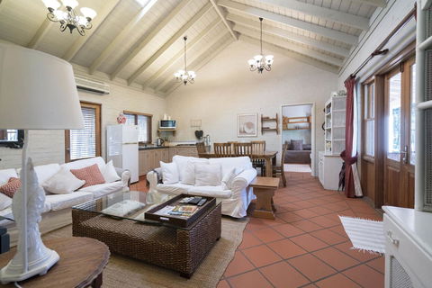 Thistle Hill Guesthouse - Walk To Many Wineries And Restaurants - Accommodation Yamba 34