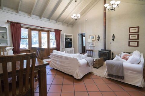 Thistle Hill Guesthouse - Walk To Many Wineries And Restaurants - Accommodation Yamba 32