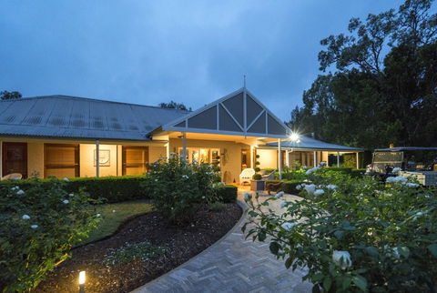 Thistle Hill Guesthouse - Walk To Many Wineries And Restaurants - Accommodation Yamba 0