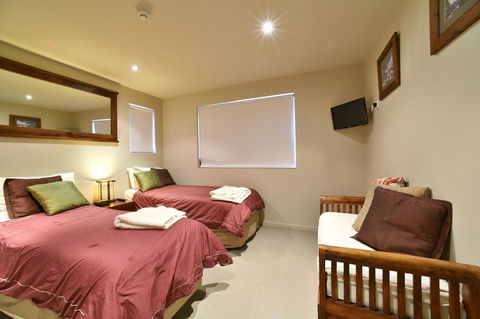 Snowstream 4 - Accommodation Yamba 3