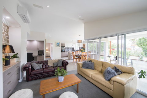 Armidale Cottage - House 2 - Accommodation Yamba 19