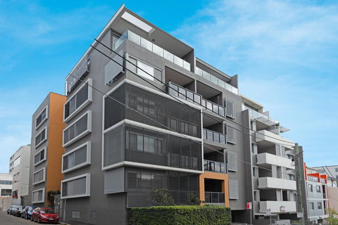 Large Light Luxe 3BDR 2BA Free Parking - Walk To Sydney Uni And RPA - Accommodation Yamba 11