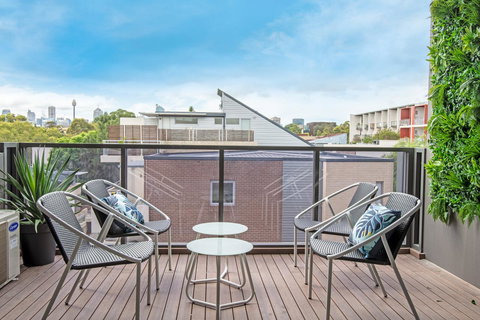 Large Light Luxe 3BDR 2BA Free Parking - Walk To Sydney Uni And RPA - Accommodation Yamba 4
