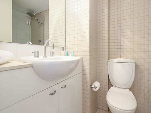 Lower Bridge And Sails - Executive 2BR Darlinghurst Apartment With Balcony And Rooftop Views - Accommodation Yamba 10