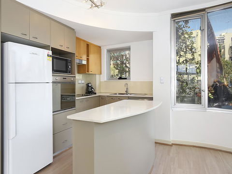 Lower Bridge And Sails - Executive 2BR Darlinghurst Apartment With Balcony And Rooftop Views - Accommodation Yamba 3
