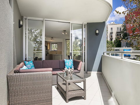 Lower Bridge And Sails - Executive 2BR Darlinghurst Apartment With Balcony And Rooftop Views - Accommodation Yamba 5