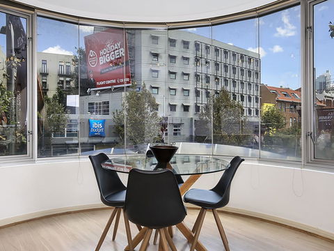 Lower Bridge And Sails - Executive 2BR Darlinghurst Apartment With Balcony And Rooftop Views - Accommodation Yamba 1