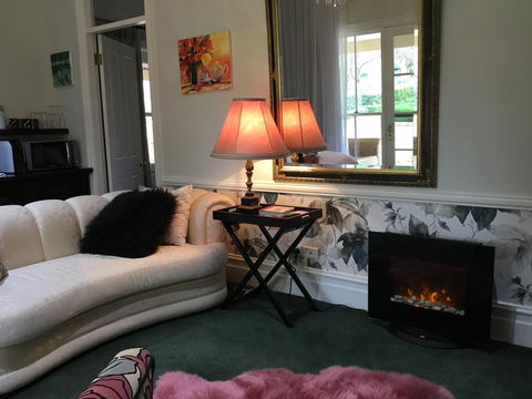 Chanticleer Gardens Barn Cottage With A Pool - Accommodation Yamba 42