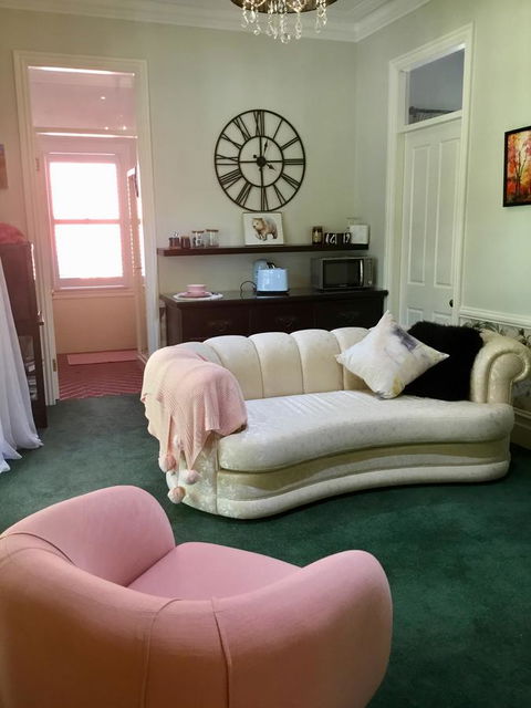 Chanticleer Gardens Barn Cottage With A Pool - Accommodation Yamba 41
