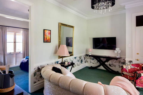 Chanticleer Gardens Barn Cottage With A Pool - Accommodation Yamba 44