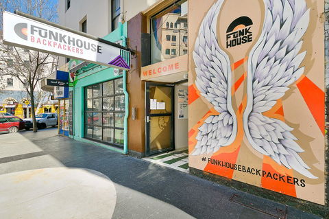 Mad Monkey Downtown - Accommodation Yamba 0
