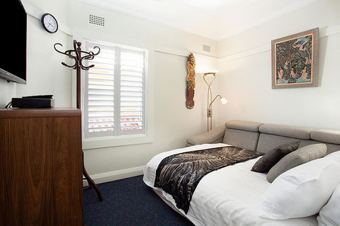Art Deco Apartment With Breathtaking Water Views - Accommodation Yamba 9