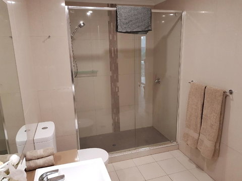Darwin-Ocean Views, Tropical Getaway, Pool & Aircon - Accommodation Yamba 15