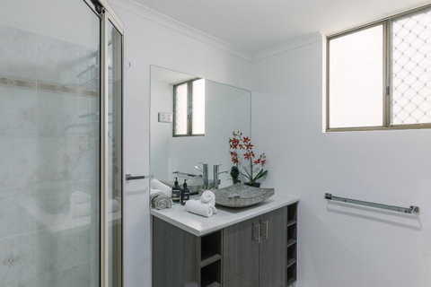 CitySide Apartment - 2 Bedroom With Private Courtyard - Accommodation Yamba 16