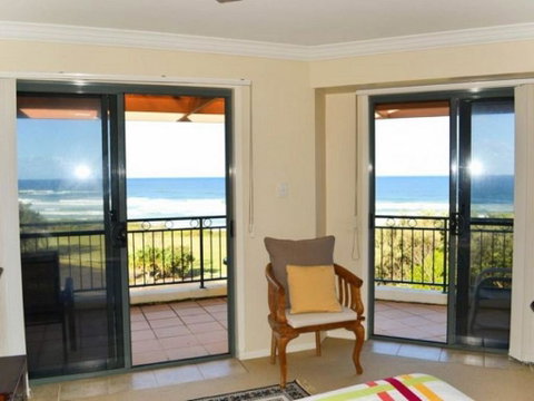 Breakers 1/10 - Accommodation Yamba 3