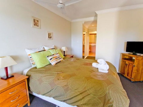 Breakers 1/8 - Accommodation Yamba 3