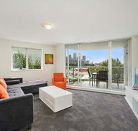 Bridge and Sails - Views of the Bridge and Opera House from this Executive 2BR Apartment in Darlinghurst - Accommodation Yamba