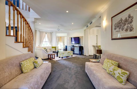 Broadbeach Waterfront Holiday House - Accommodation Yamba 3