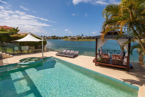 Broadbeach Waterfront Holiday House - Accommodation Yamba 2