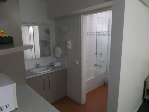 Burke & Wills Mt Isa - Accommodation Yamba 3