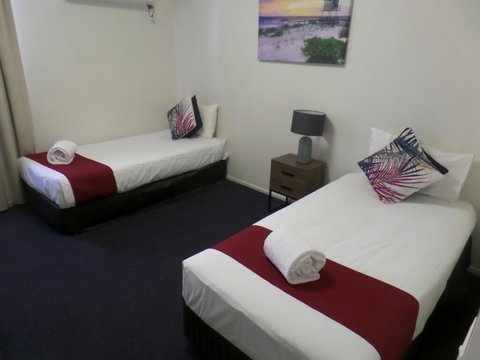 Burke & Wills Mt Isa - Accommodation Yamba 2