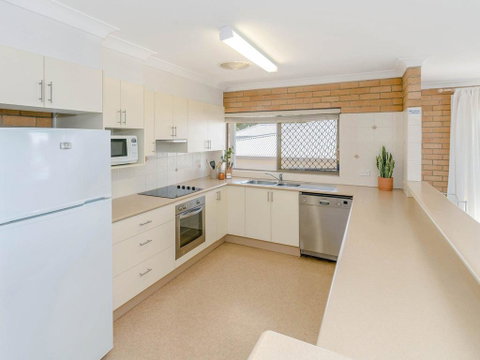 Burleigh House Opposite Main Beach - Views Sea Pool Linen And Free WiFi - Accommodation Yamba 3