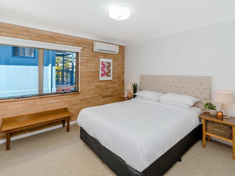 Burleigh House Opposite Main Beach - Views Sea Pool Linen And Free WiFi - Accommodation Yamba 1