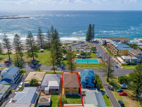 Burleigh House Opposite Main Beach - Views Sea Pool Linen And Free WiFi - Accommodation Yamba 0