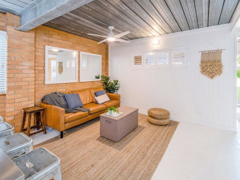 Burleigh House Opposite Main Beach - Views Sea Pool Linen And Free WiFi - Accommodation Yamba 2