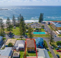 Burleigh Unit 2 -28 Clarence Street - Opposite Main Beach.