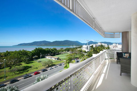 Cairns Luxury Seafront Apartment - Accommodation Yamba 2