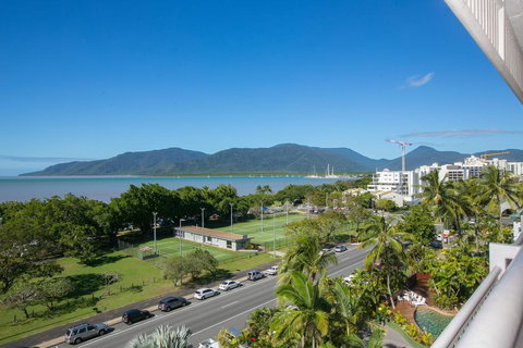Cairns Luxury Seafront Apartment - Accommodation Yamba 1