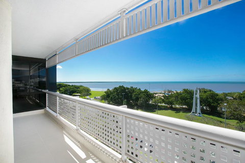 Cairns Luxury Seafront Apartment - Accommodation Yamba 3