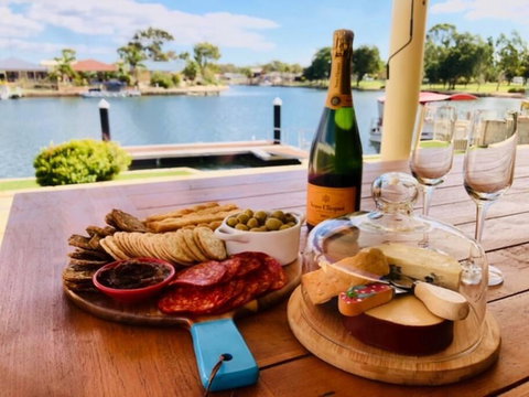 Canal Elegance In Yunderup - Accommodation Yamba 0