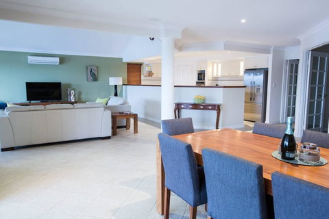 Canal Elegance In Yunderup - Accommodation Yamba 3