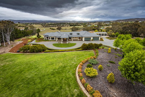 Canberra Luxury Estate - Accommodation Yamba 2