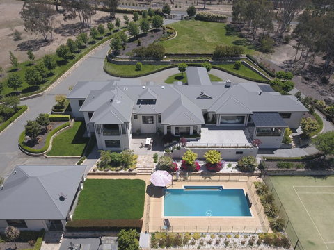 Canberra Luxury Estate - Accommodation Yamba 0