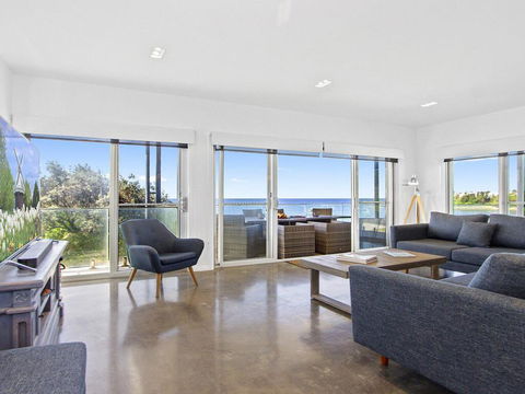Catalina - Brand New House - Accommodation Yamba 2