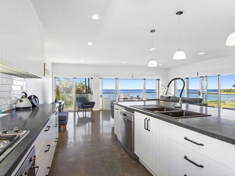 Catalina - Brand New House - Accommodation Yamba 3