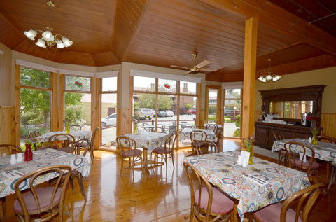 Central Springs Inn - Accommodation Yamba 2