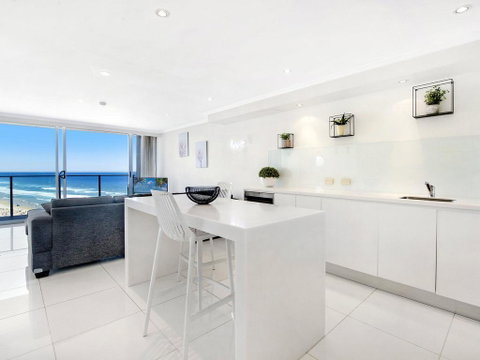 Central Surfers Paradise - Absolute Beachfront - Accommodation Yamba 3