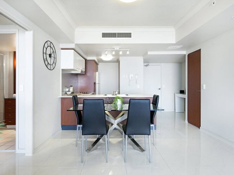 Chevron Renaissance 2 Bedroom Apartment - Accommodation Yamba 3