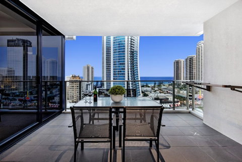 Circle On Cavil Holidays Gold Coast - Accommodation Yamba 2