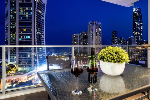 Circle On Cavil Holidays Gold Coast - Accommodation Yamba 0