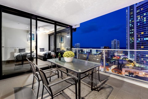 Circle On Cavil Holidays Gold Coast - Accommodation Yamba 1