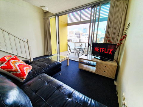 CITY PENTHOUSE , Views, Wine, Pool, Gym, Netflix - Accommodation Yamba 3