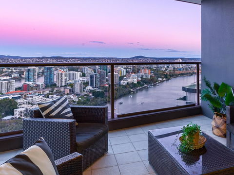 City Sky Home In Africa - River & Story Bridge Views - Accommodation Yamba 0