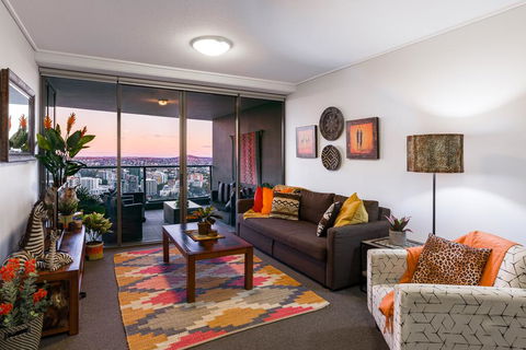 City Sky Home In Africa - River & Story Bridge Views - Accommodation Yamba 2