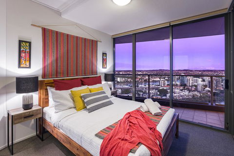 City Sky Home In Africa - River & Story Bridge Views - Accommodation Yamba 3