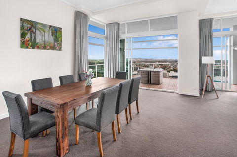 City-Centre Apartment With River Views And Balcony - Accommodation Yamba 3